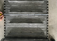 Sabuk Konveyor Tautan Pelat Stainless Steel Abu-abu Muda Dengan Baffle