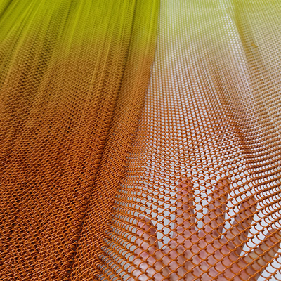 Harga yang bagus Graduated Color Aluminum Chain Link Mesh Metal Coil Curtain Ceiling Decoration in a Restaurant on line