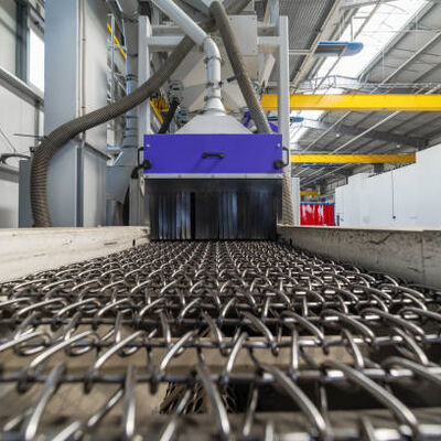 Sabuk konveyor jaring kawat, sabuk jaring logam yang digerakkan rantai dengan anyaman konvensional, menawarkan bukaan tak terhalang untuk transfer produk