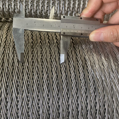 Harga yang bagus Stainless Steel 304 Logam Tahan Panas Suhu Tinggi Roti Conveyor Herringbone Wire Mesh Biskuit Baking Oven Belt on line