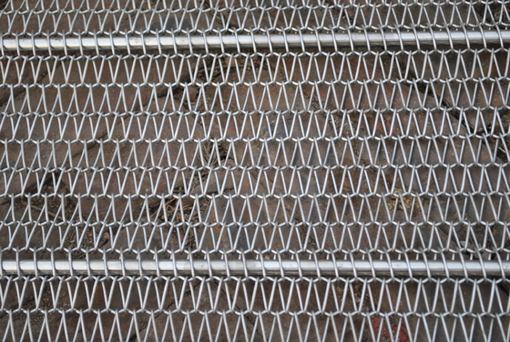 Harga yang bagus Makanan Tahan Panas Stainless Steel Wire Mesh Chain Conveyor Belt untuk memasak ss 304 316 on line